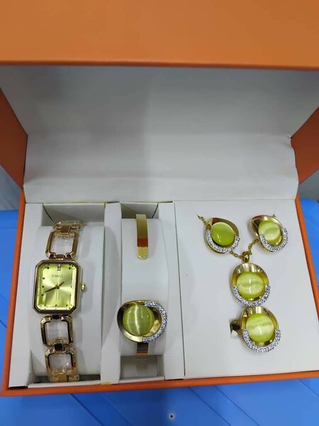 Ensemble Bijoux & Montre Dorés