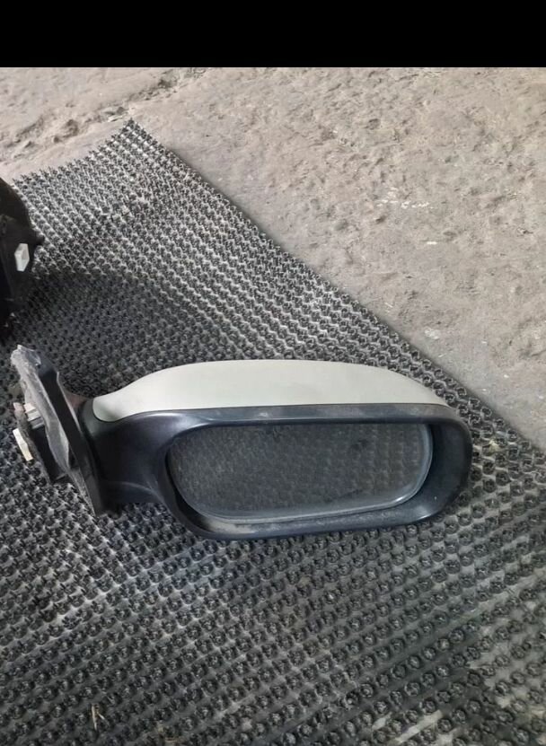 Зеркало боковое правой на Мазда Демио 2005