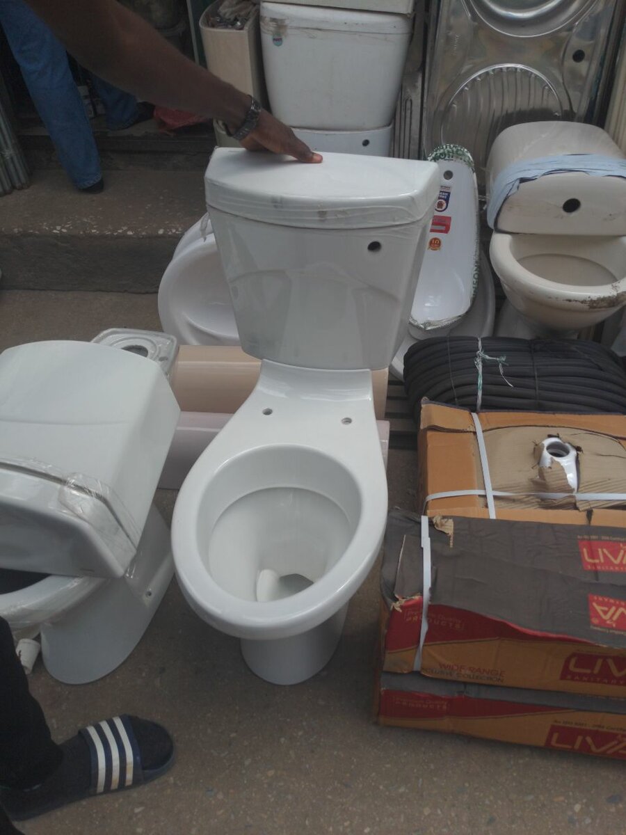 Close coupled toilet pan