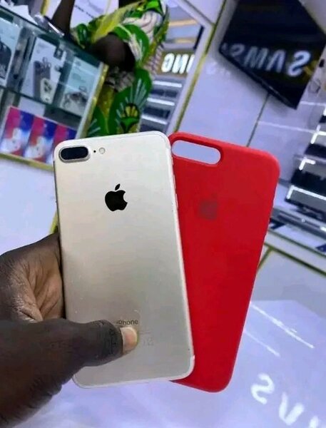iPhone avec coque rouge