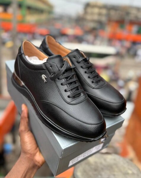 Lacoste pour les hommes disponibles