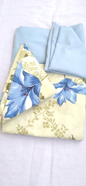 Linge de lit bleu avec de grandes fleurs