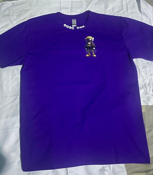 T-shirt violet design Kaws