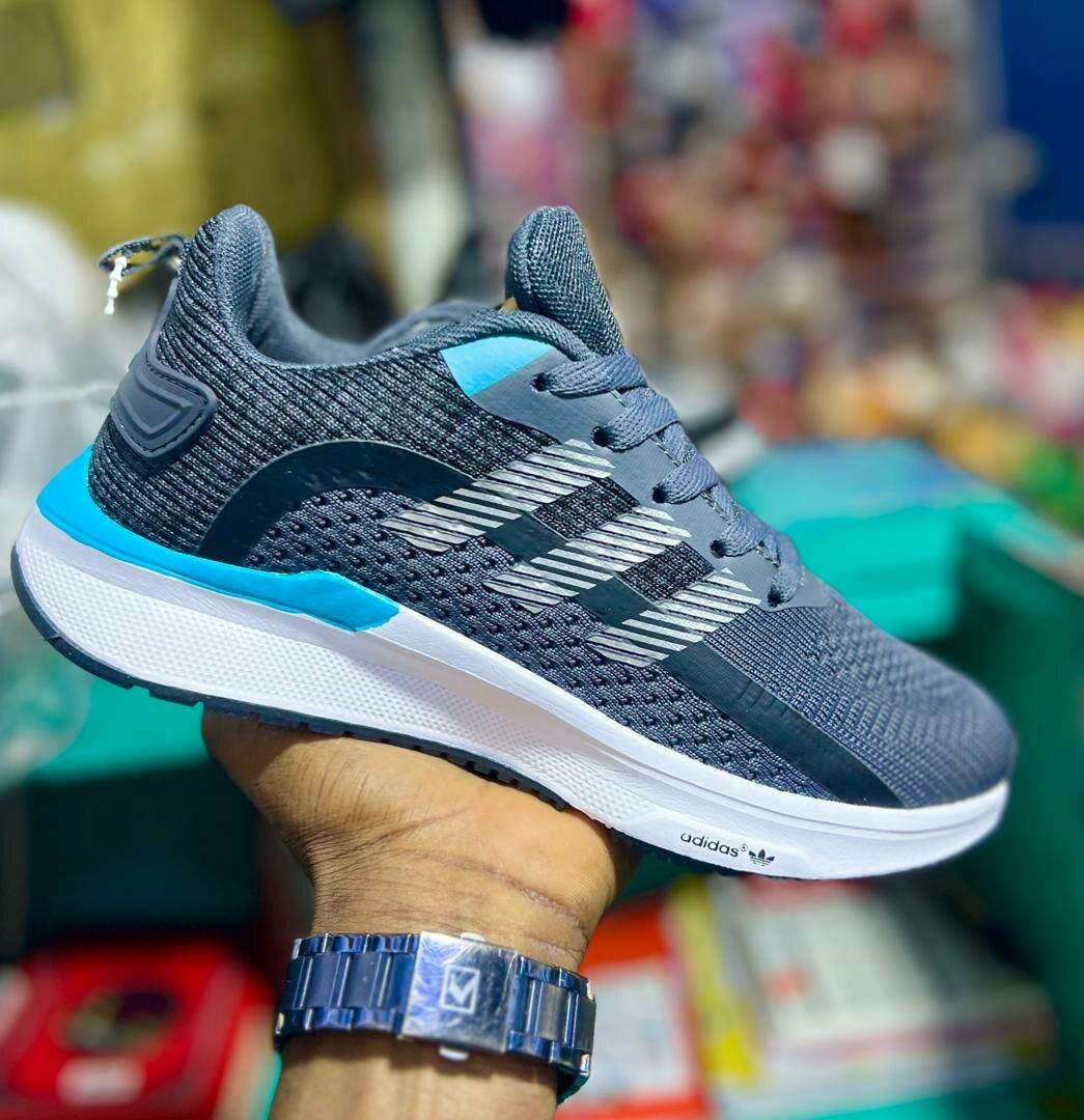 Chaussure adidas (idéal pour le sport)