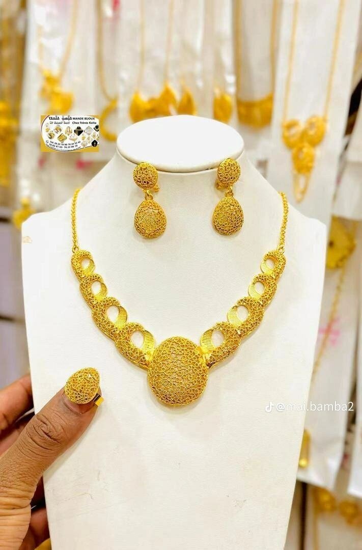 Parure dorée élégante originale