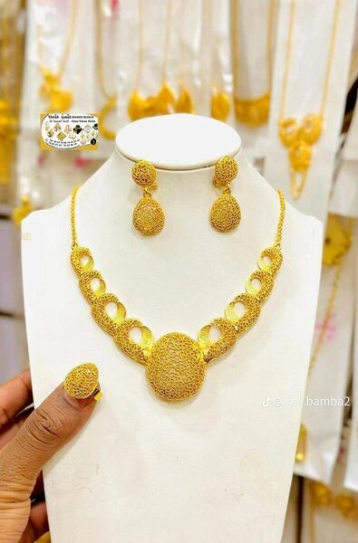 Parure dorée élégante originale