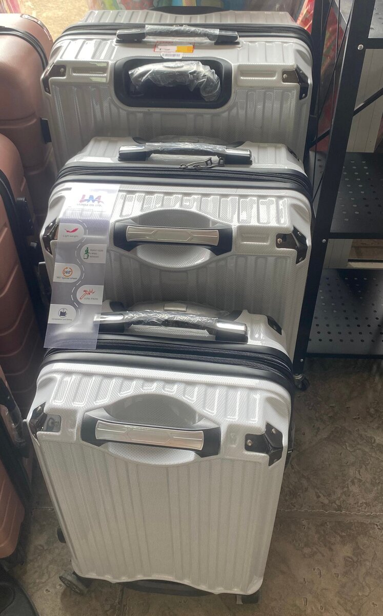 Set de valises rigides modernes