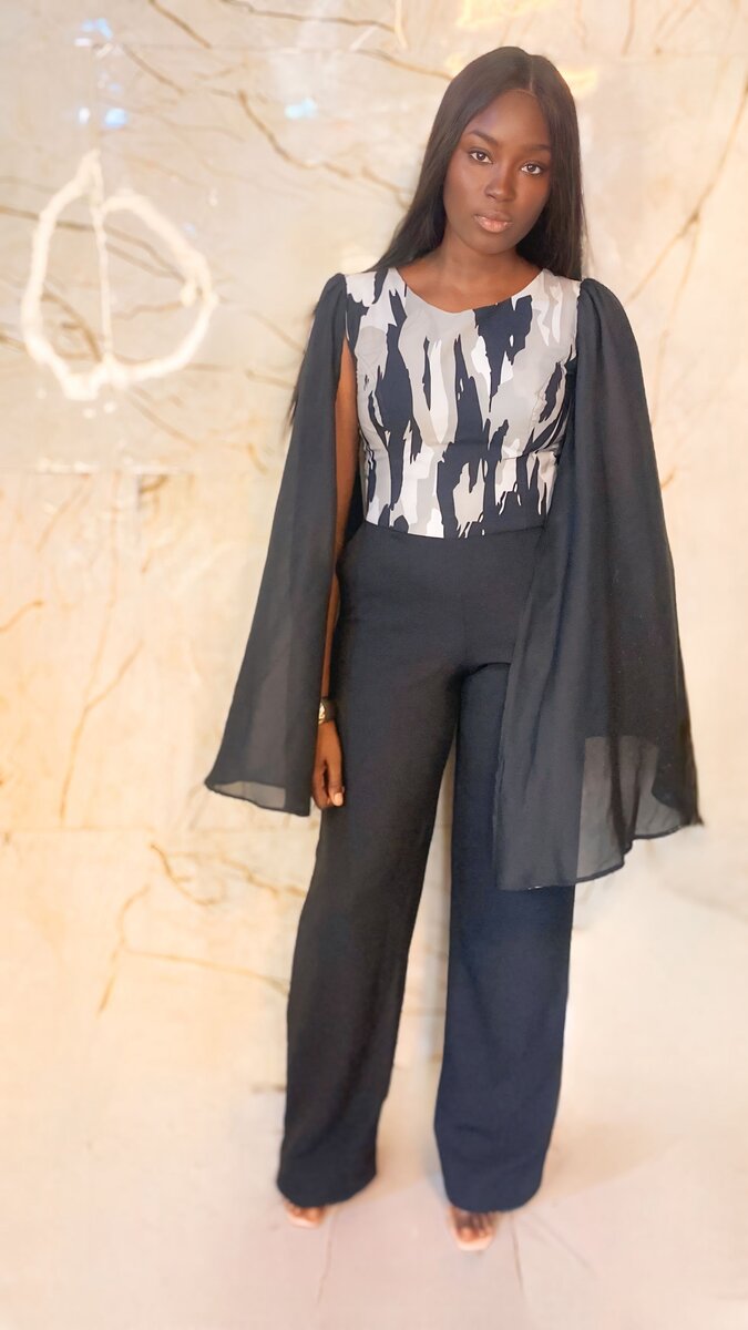 Combinaison élégante manches cape