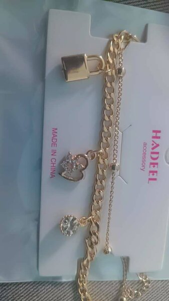 Bracelet à breloques dorées