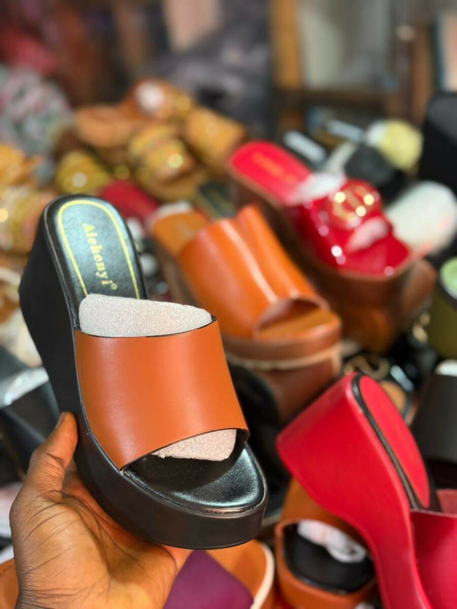 Sandales compensées élégantes