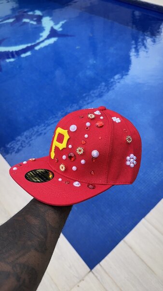 Casquette brodée rouge P