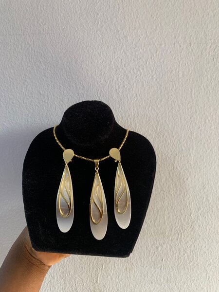 Parure élégante bijoux dorés