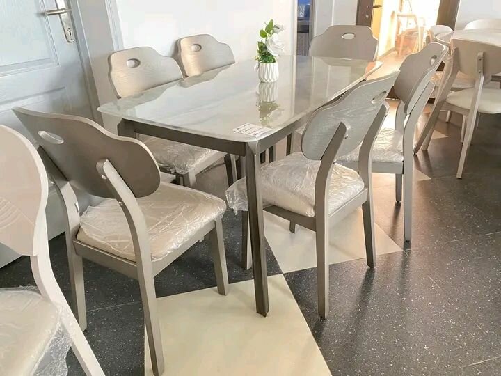 Ensemble table et chaises modernes