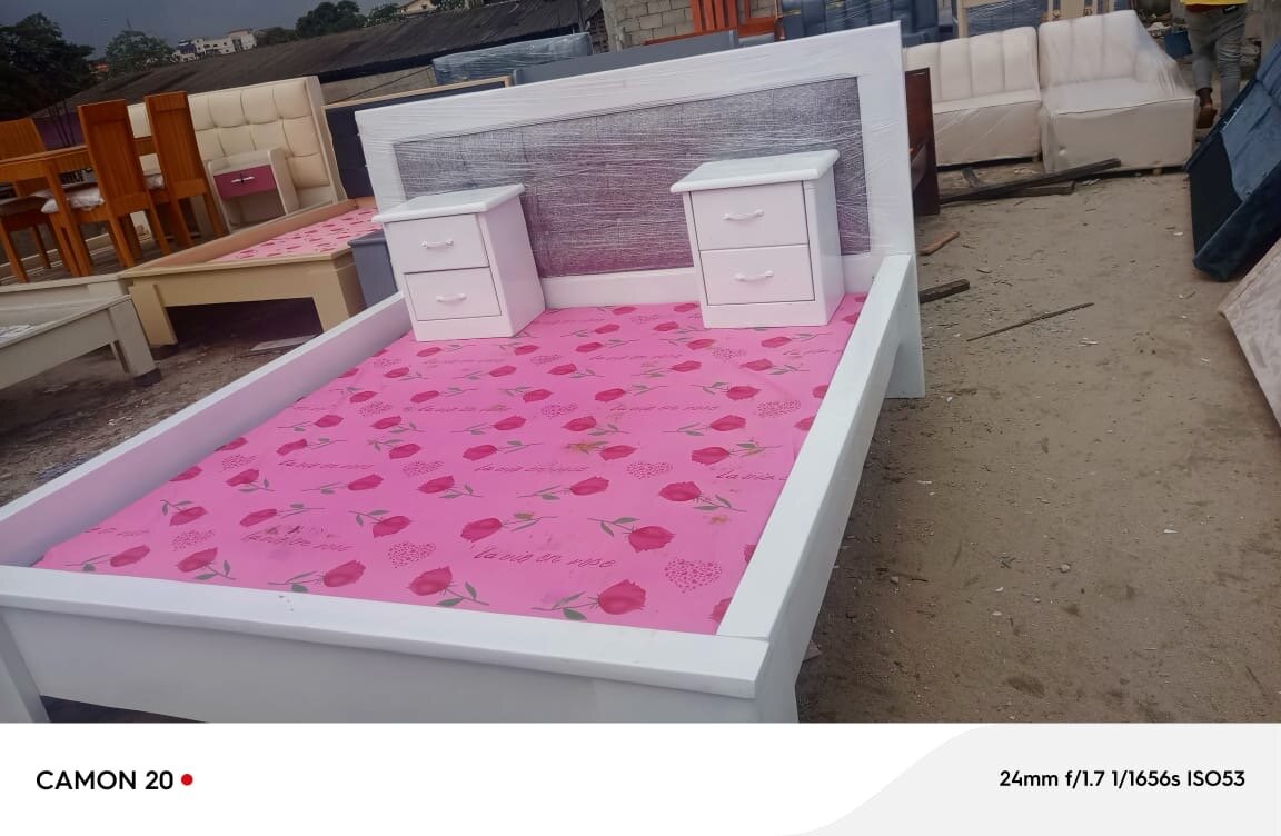 Lit double avec tables