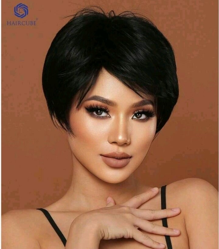 Perruque courte noire chic