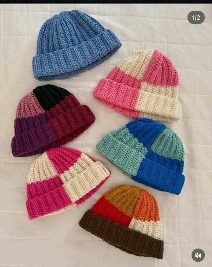 Bonnets tricotés multicolores