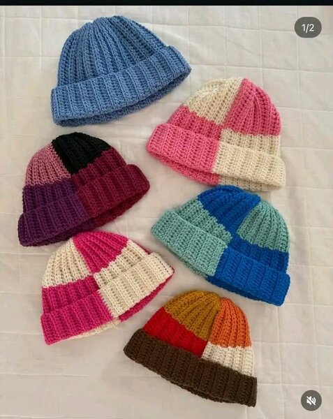 Bonnets tricotés multicolores