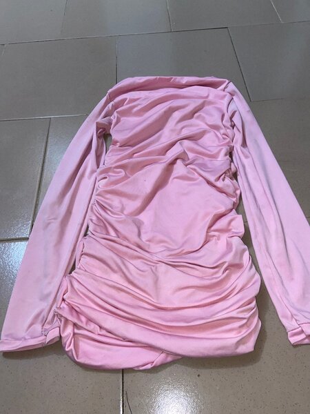 Robe moulante rose drapée élégante