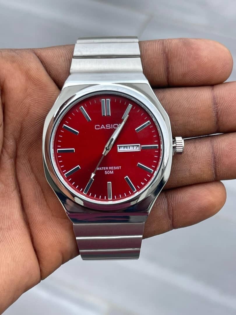 Montre Casio rouge étanche