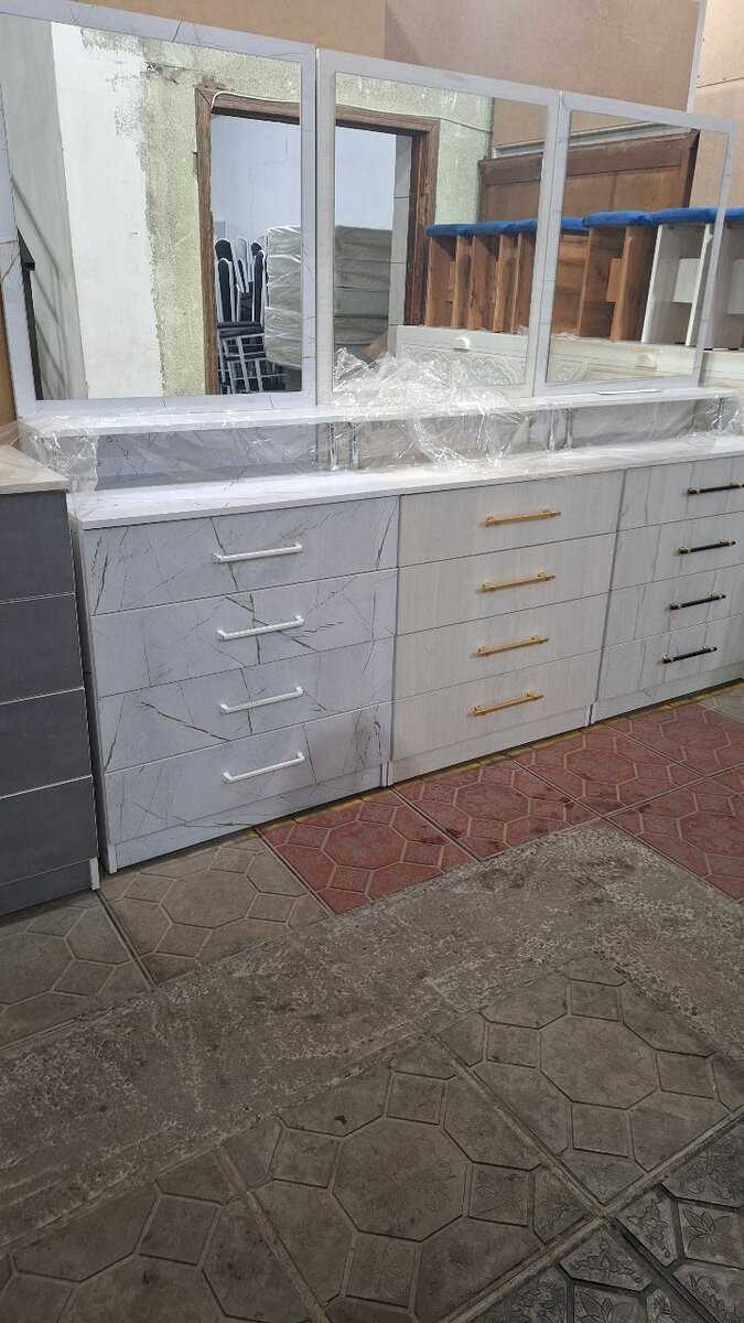 Камод с зеркалом