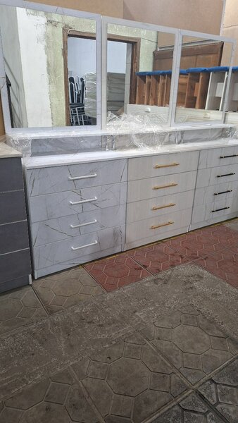 Камод с зеркалом