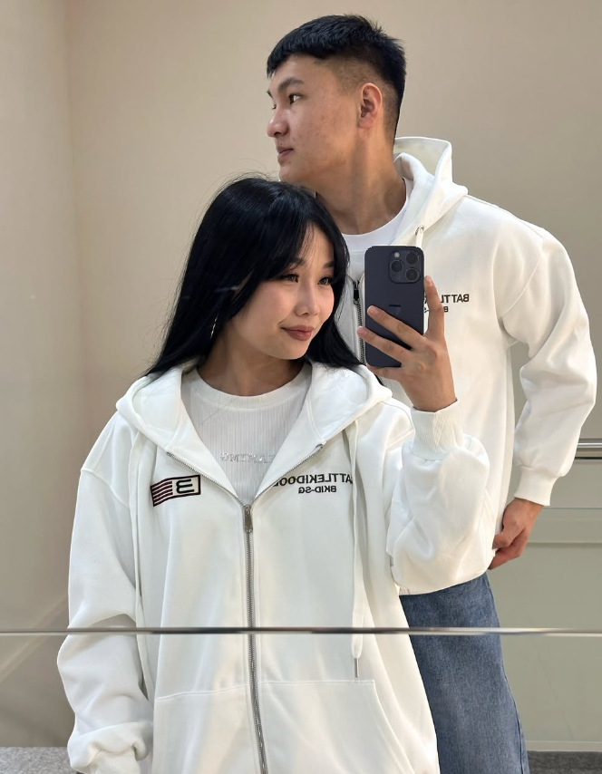 Сыдырма жана саркеч басма менен жупташкан ак капюшон