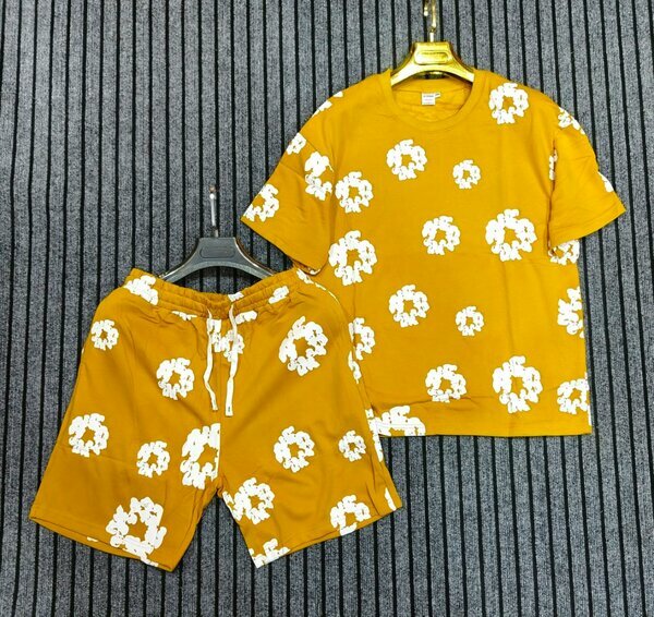 Ensemble homme jaune fleurs blanches