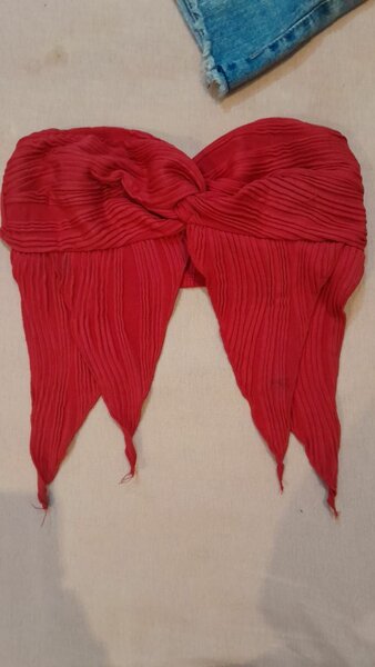 Top bandeau rouge chic et jupe