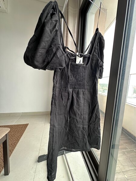 Robe noire à manches bouffantes