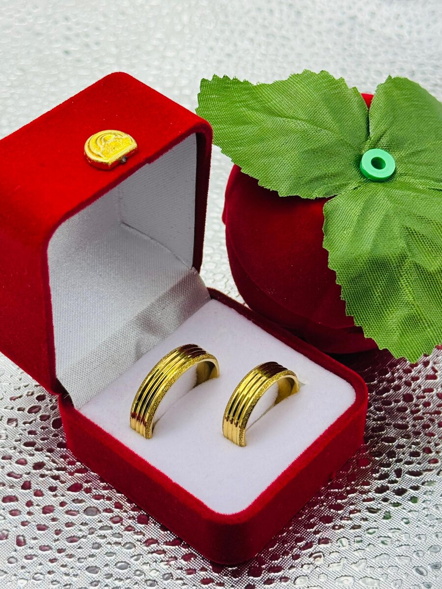Elegant Gold Wedding Rings