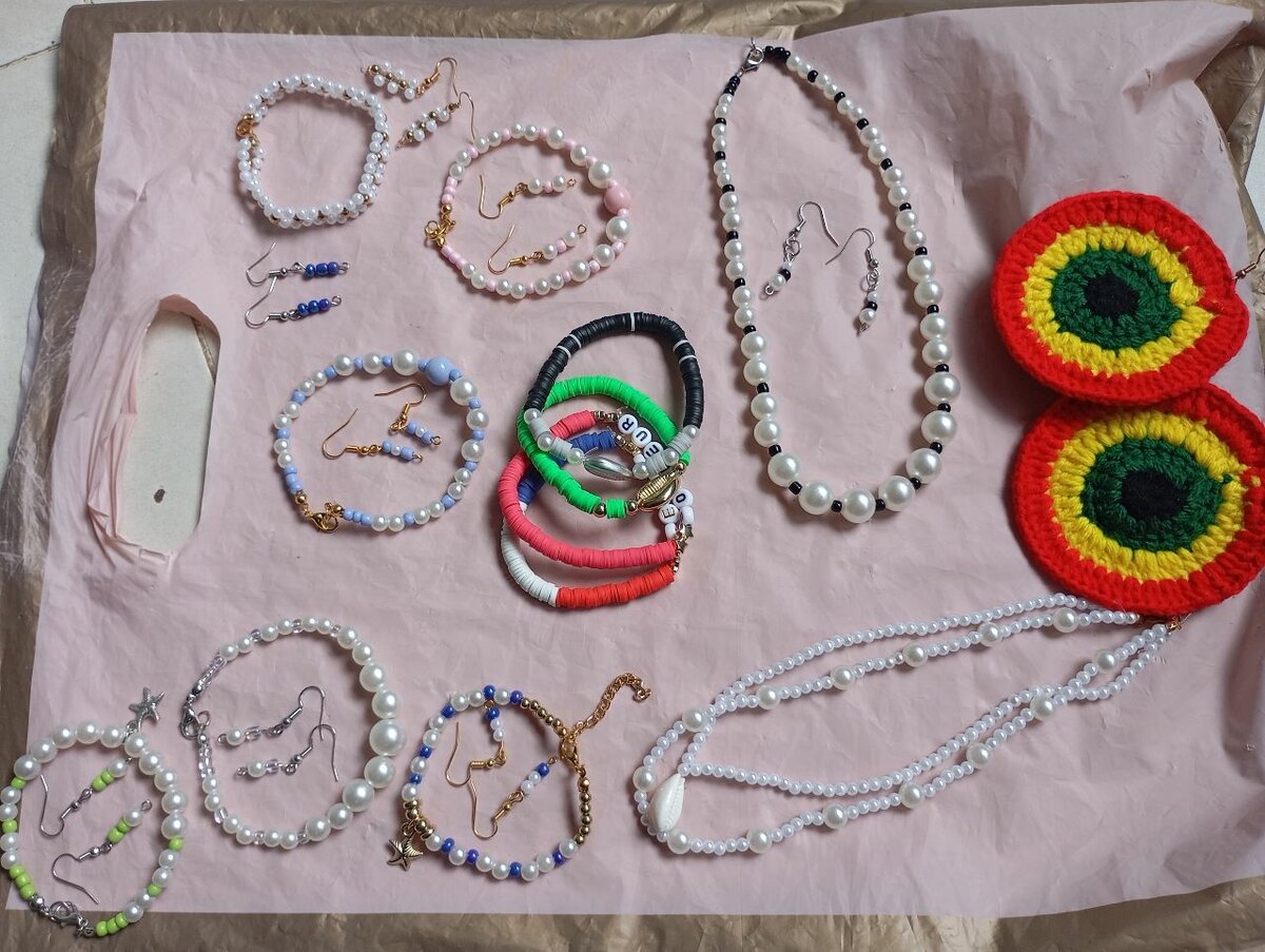 Lot de 26 bijoux artisanaux