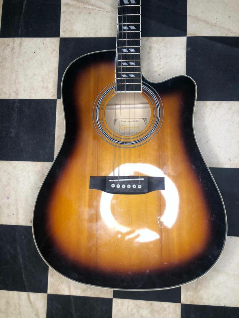 Guitare acoustique électro-coupée