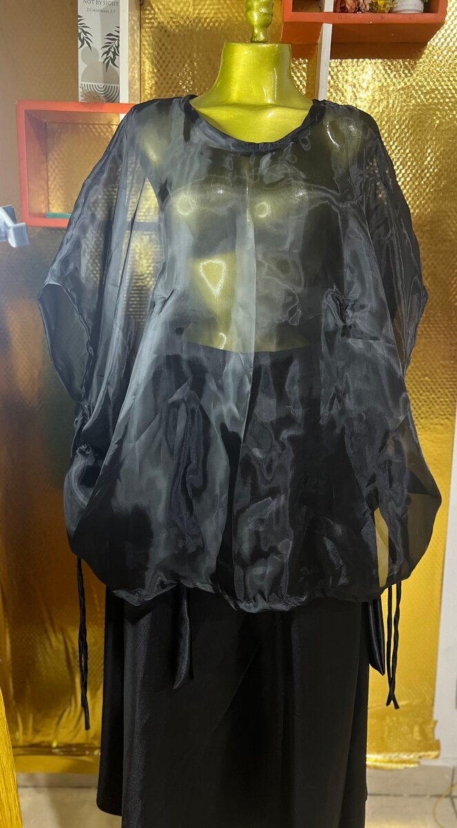 Robe élégante noire transparente