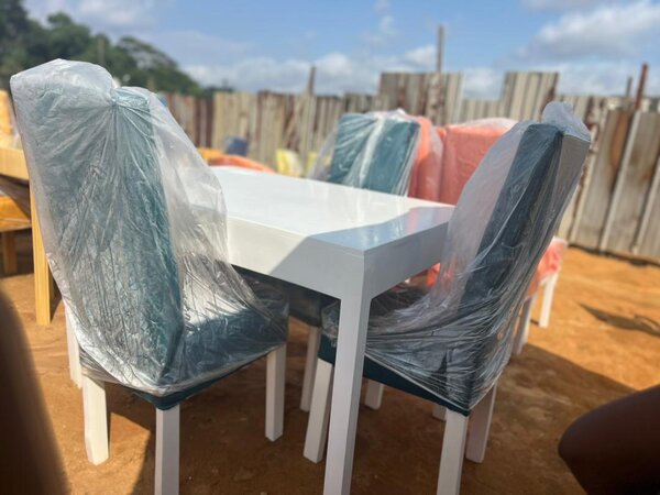 Table à manger moderne 4 places