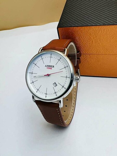 Montre élégante en cuir brun