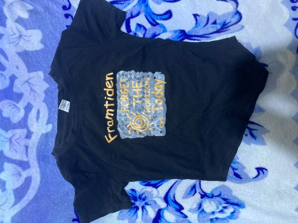 T-shirt noir à motif futuriste