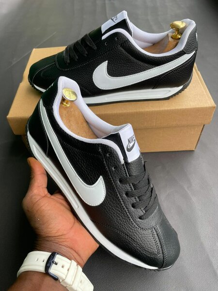 Sneakers en cuir noir