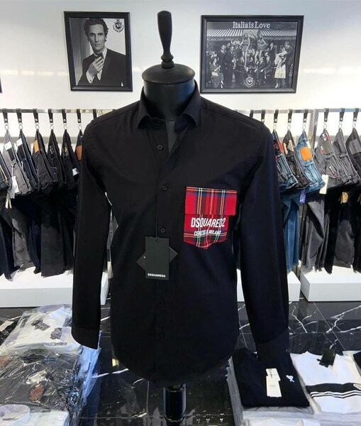 Chemise noire avec poche de couleur