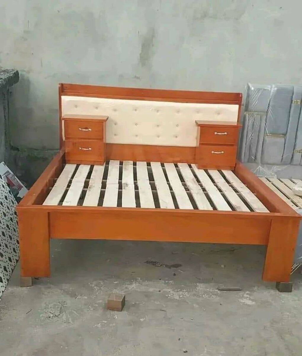 Lit double en bois élégant