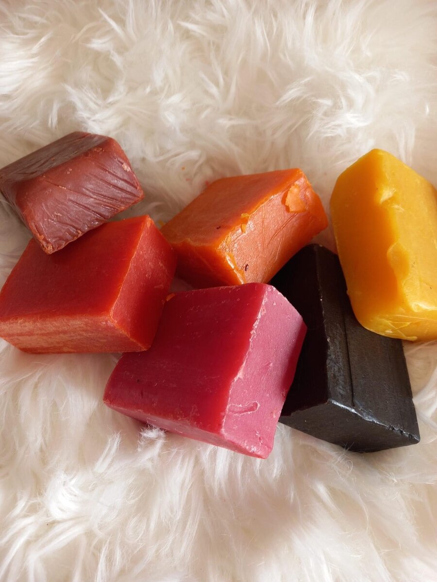 Savons artisanaux colorés