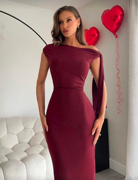 Robe longue en satin bordeaux