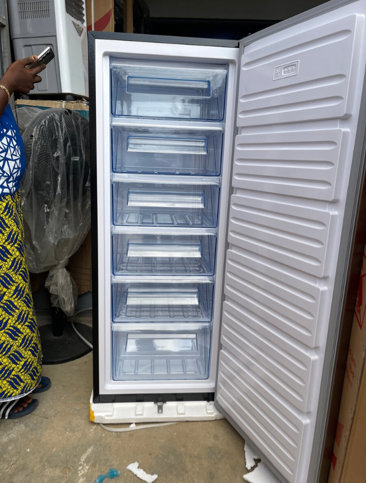 Congélateur vertical moderne