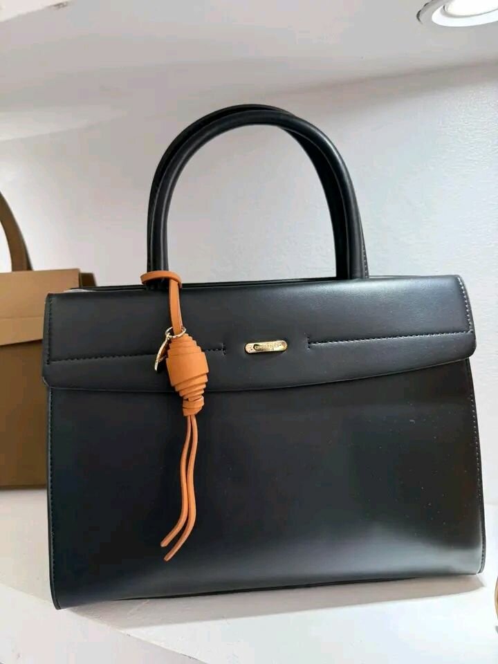 Sac à main élégant en cuir noir