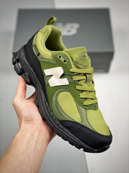 Chaussures new blanches original avec le carton