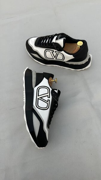 Baskets noires et blanches