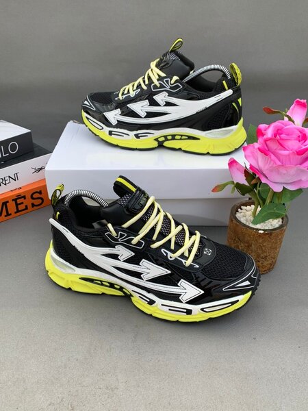 Basket de sport noir et jaune
