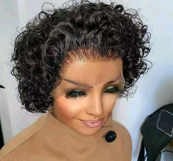 Perruque bouclée en dentelle