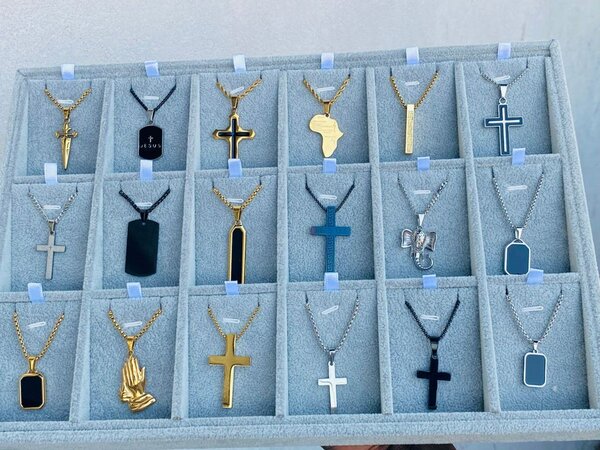 Colliers pendentifs style croix