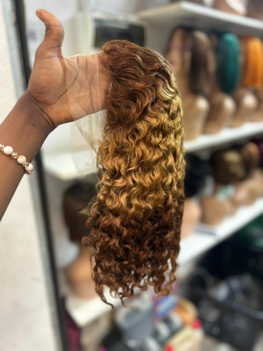 Perruque bouclée ombrée