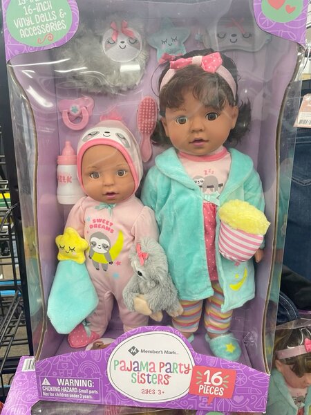 Poupées jumelles en pyjama